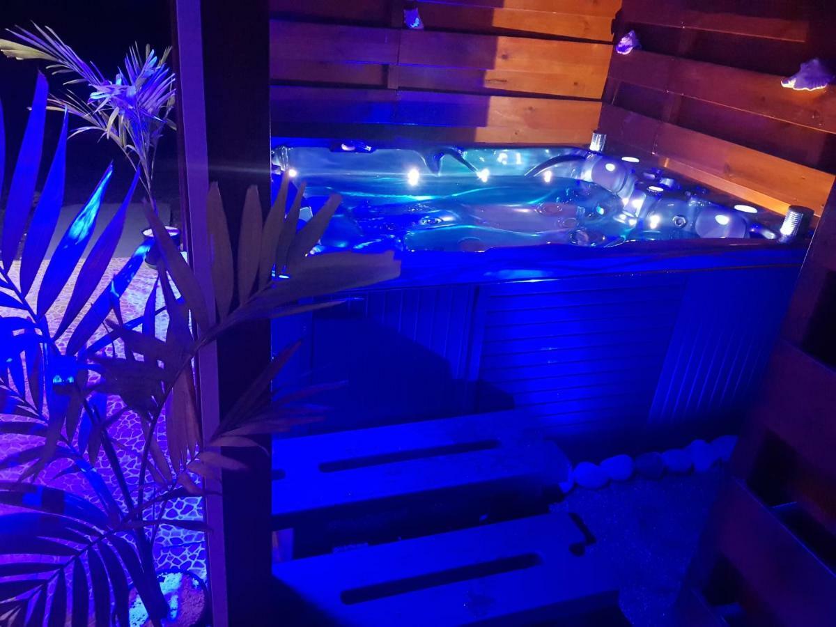 L'ALIZÉE&SPA Jacuzzi privatif haut de gamme Sainte-Rose Esterno foto
